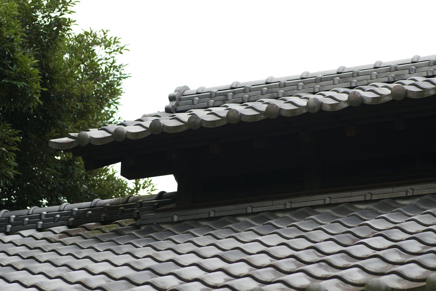 伝統的な日本瓦の灰色の陶器瓦。